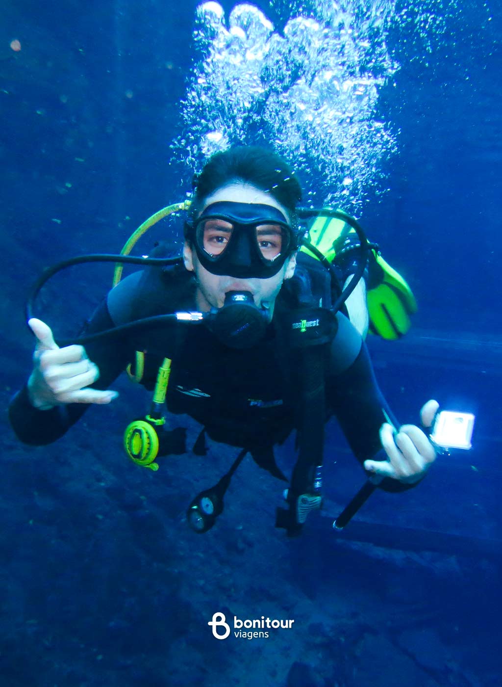 Pessoa mergulhando com Cilindro na Lagoa Misteriosa