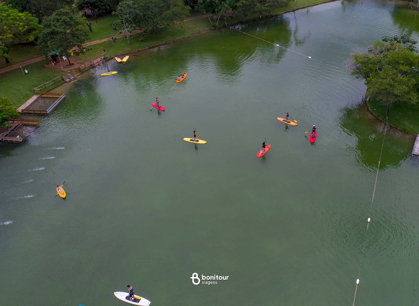 Pessoas curtindo com bote a remo no Rio Formoso