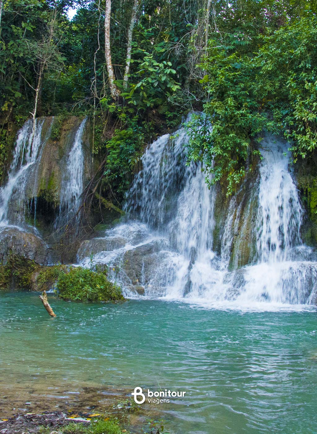 Águas correm em cachoeira do Parque das Cachoeiras em Bonito em meio à natureza.