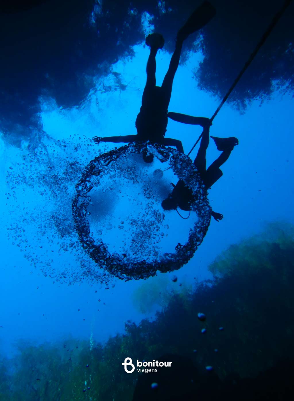 Pessoas praticando mergulho com Cilindro na Lagoa Misteriosa