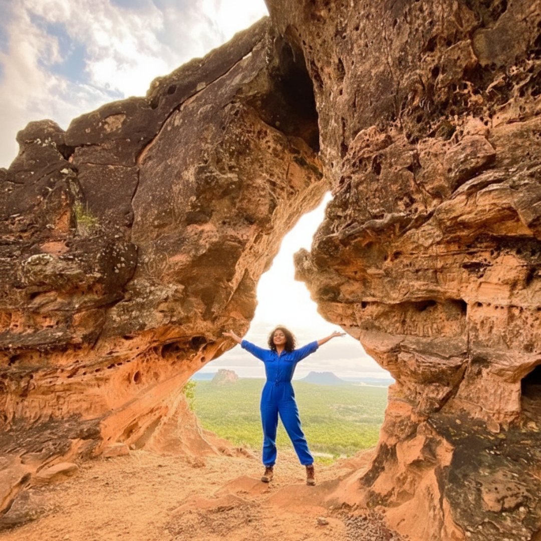 Visitante posando no Portal da Chapada das Mesas em Carolina Maranhão