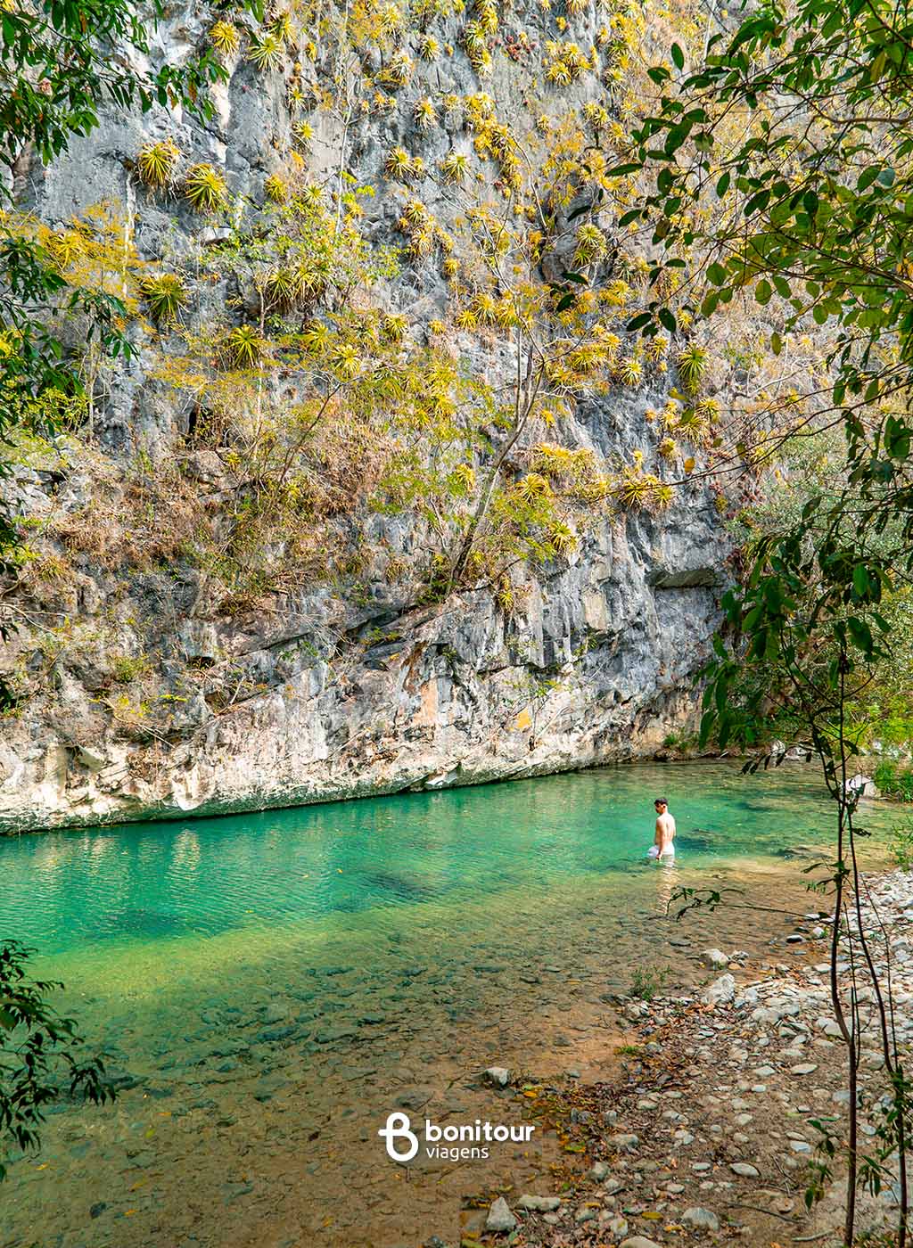 Pessoas fazendo Acqua Trekking nos Cânions do Salobra