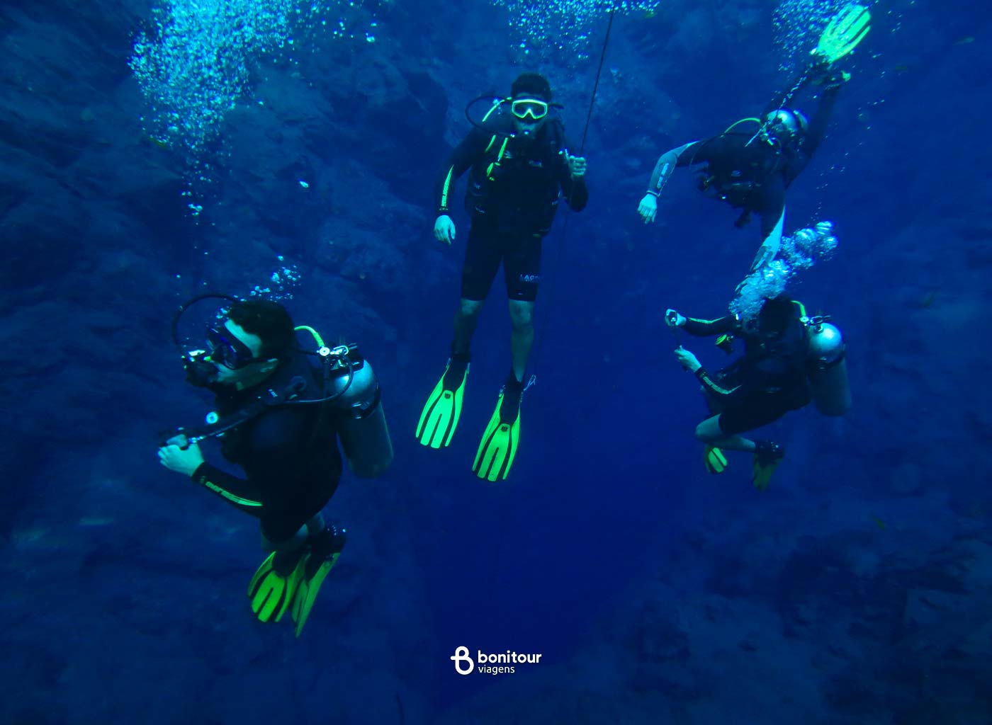 Pessoas praticando mergulho com Cilindro na Lagoa Misteriosa