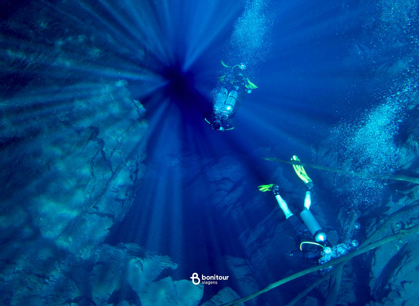 Pessoas praticando mergulho com Cilindro na Lagoa Misteriosa