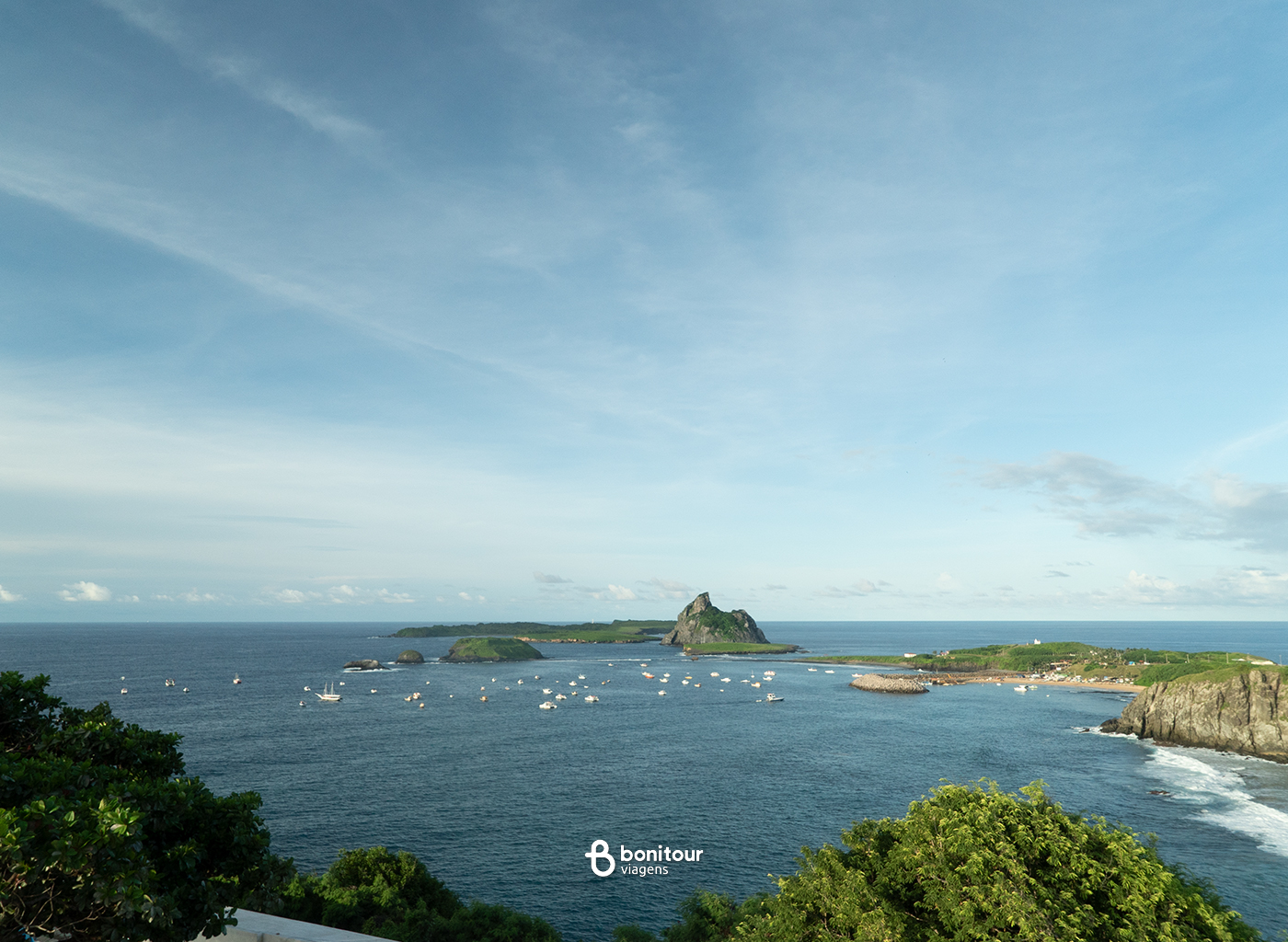 Vista de longe de praia de Fernando de Noronha