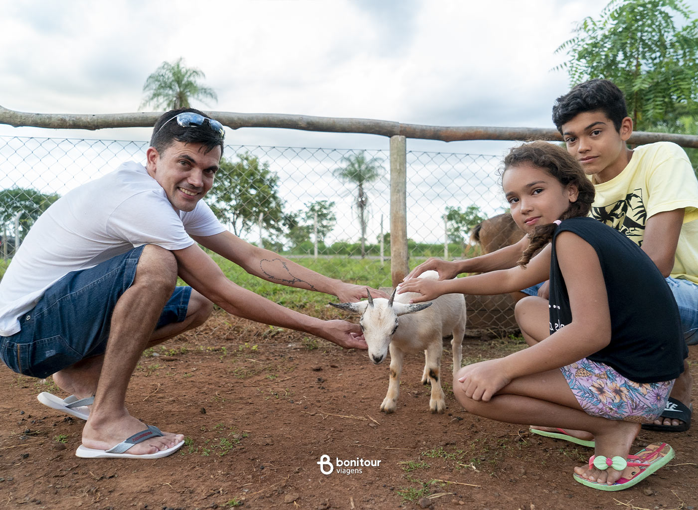 Pessoas curtindo com os animais no Bio Park