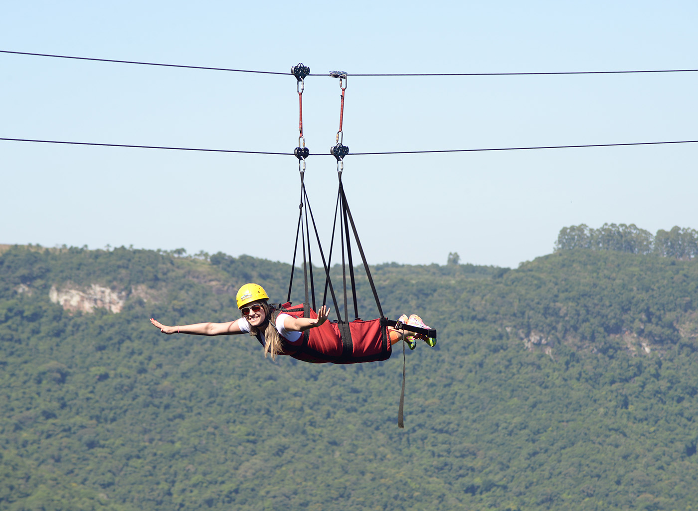 Pessoa sorrindo em tirolesa superman
