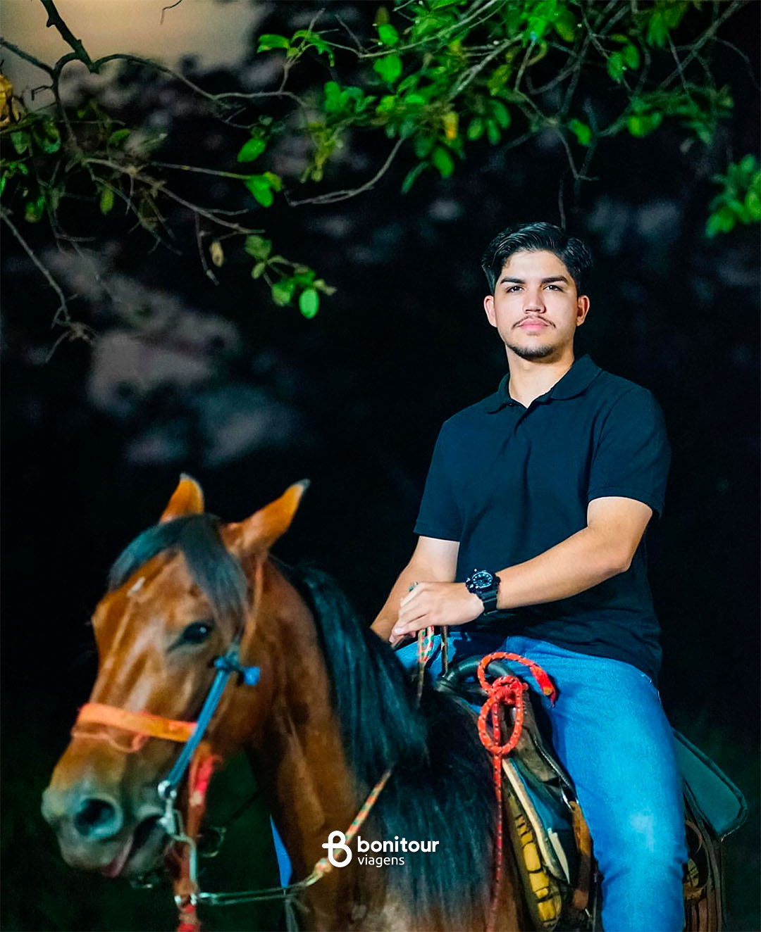 Turista montando em cavalo em Bonito/MS