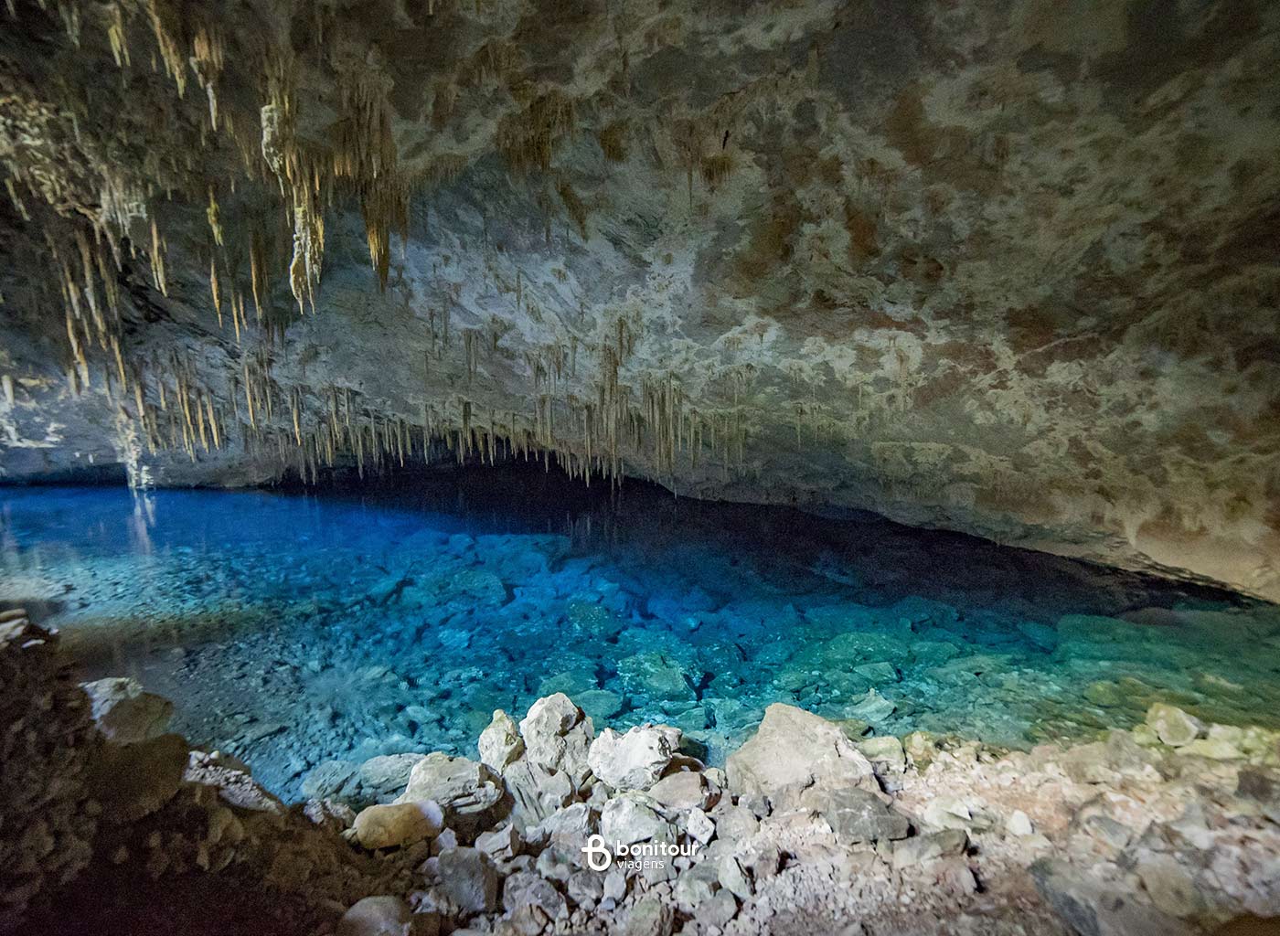 Gruta do lago azul com águas cristalinas azuis e formações rochosas