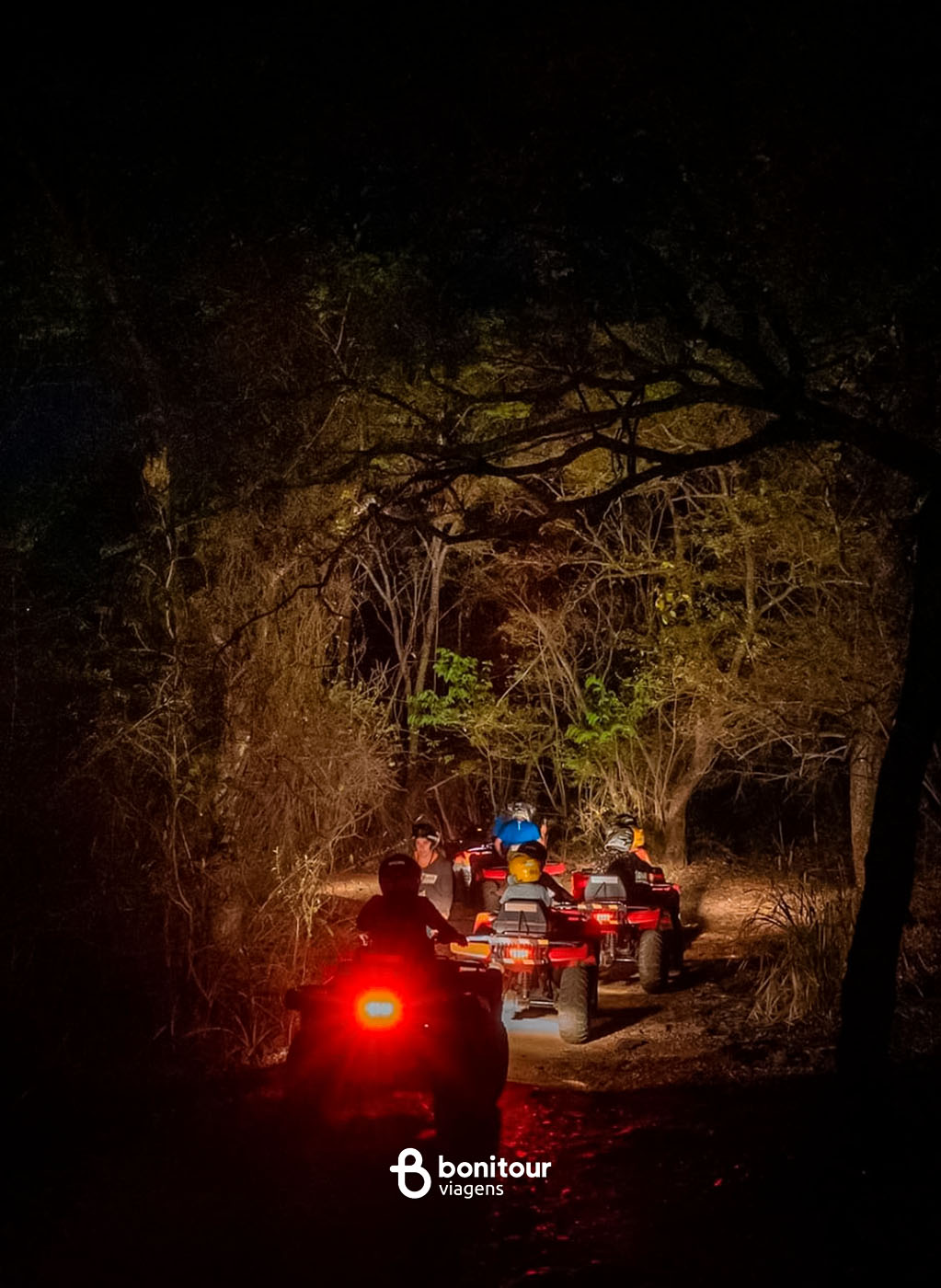 Pessoas curtindo no quatriciclo da Trilha Boiadeira