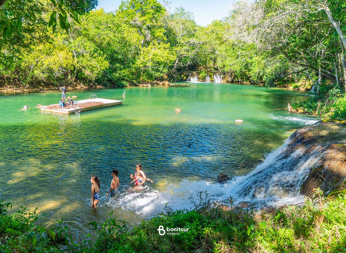 Pessoas se divertindo em dia ensolarado no Rio Formoso