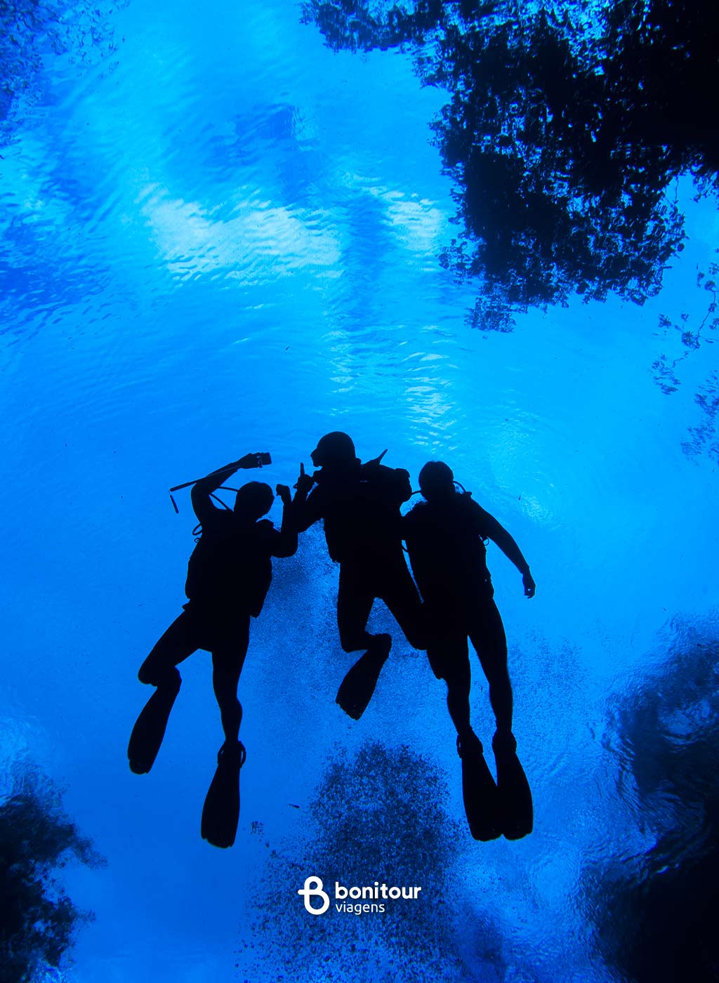 Pessoas praticando mergulho com Cilindro na Lagoa Misteriosa