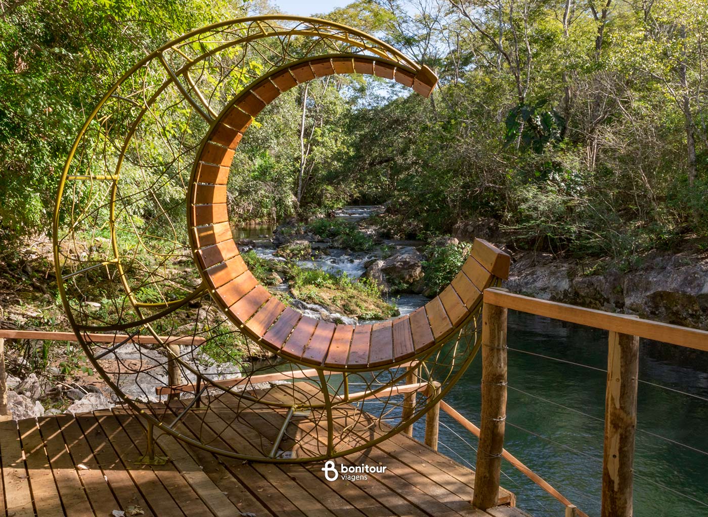 Vista de deck de madeira com cachoeira Recanto das Águas de Bonito/MS ao fundo.