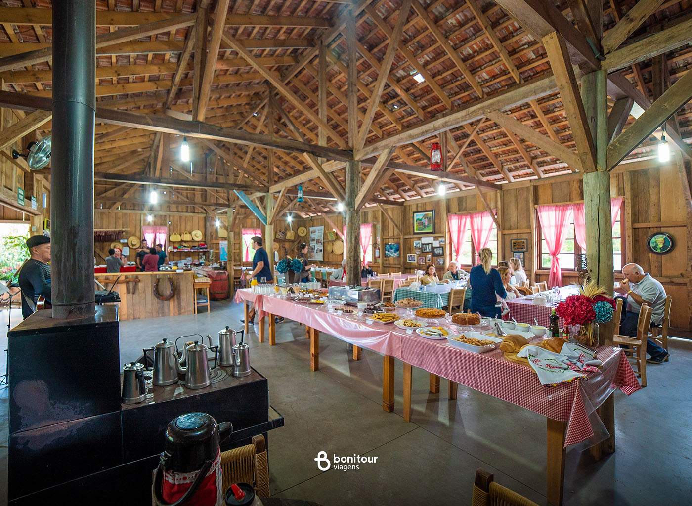 Mesas servidas do Tour Raízes Coloniais
