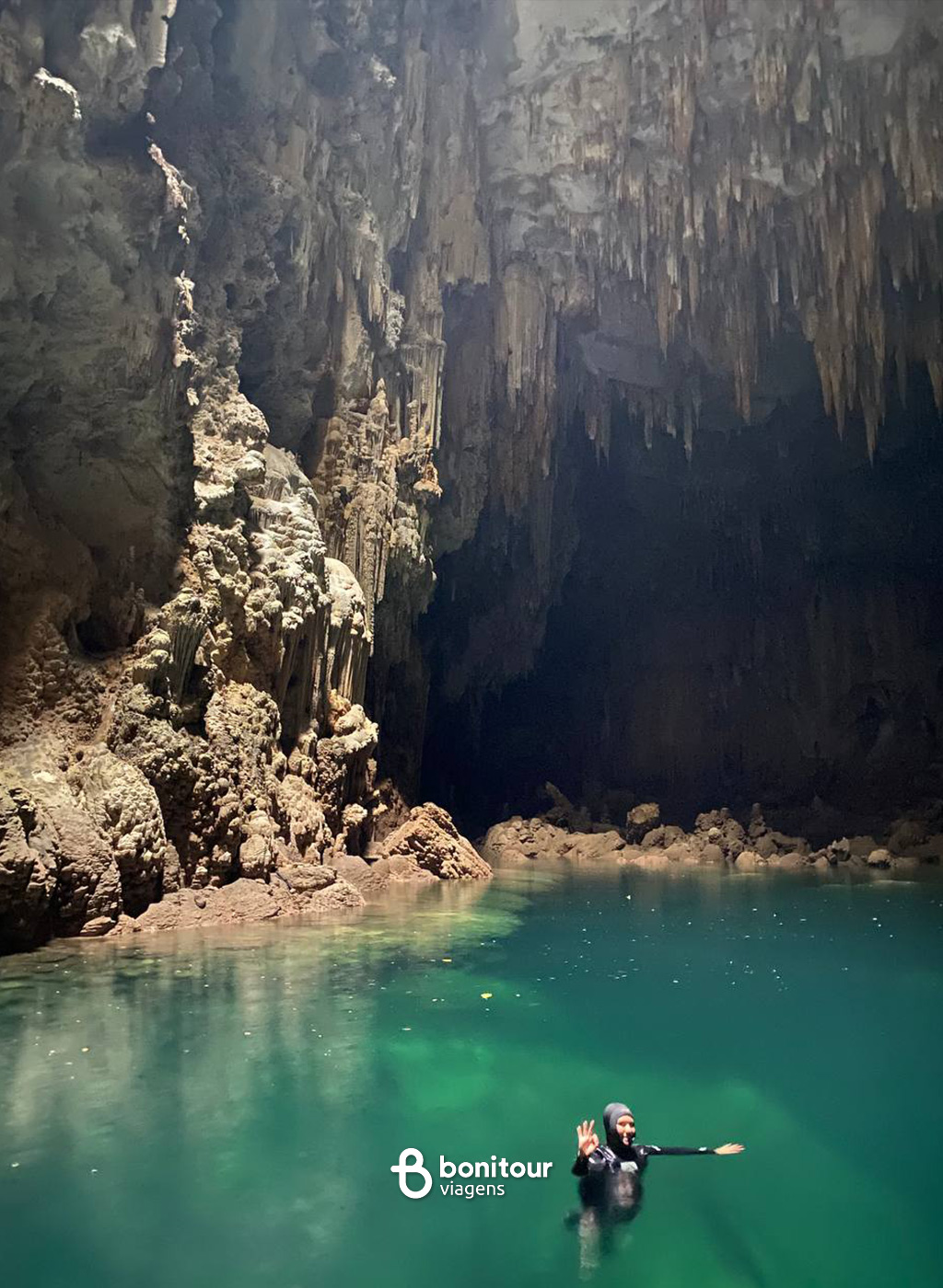 Vista de dentro do Abismo Anhumas com águas cristalinas e formações rochosas