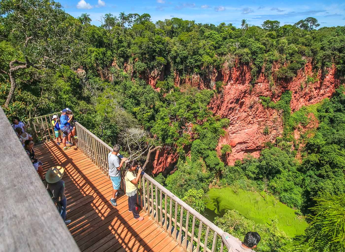 Pessoas observando a dolida do mirante