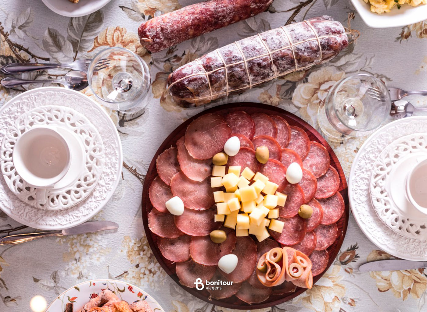 Mesa posta, com salames, do café colonial da Casa Fracalossi na Serra Gaúcha