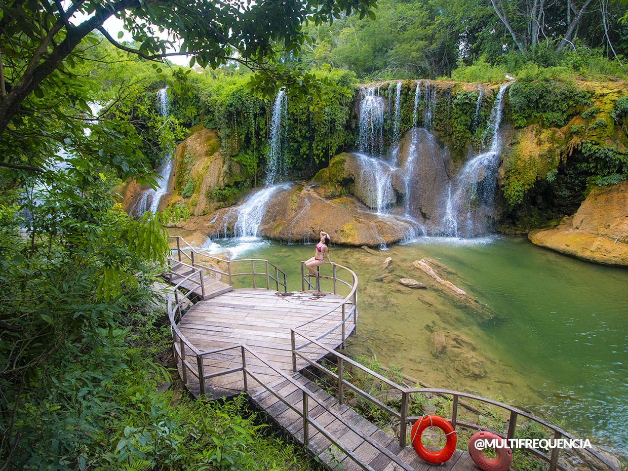 Vista do famoso deck de coração do Parque das Cachoeiras com quedas d'água ao fundo.