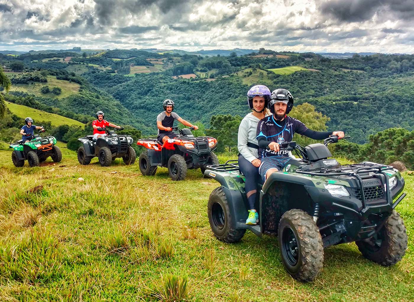 Pessoas fazendo trilha de quadriciclo em meio a natureza