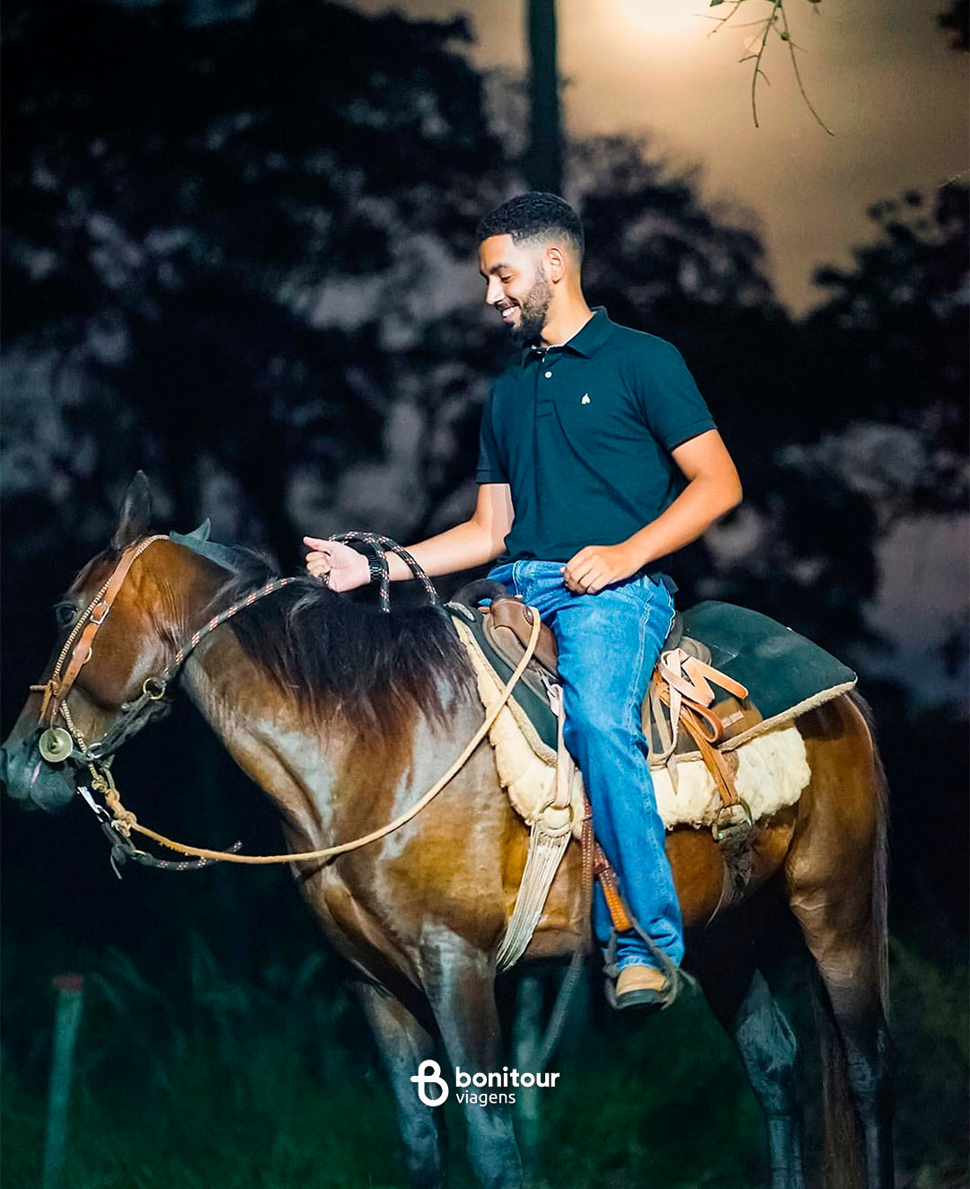 Pessoa montando em cavalo, no Passeio Recanto do Peão