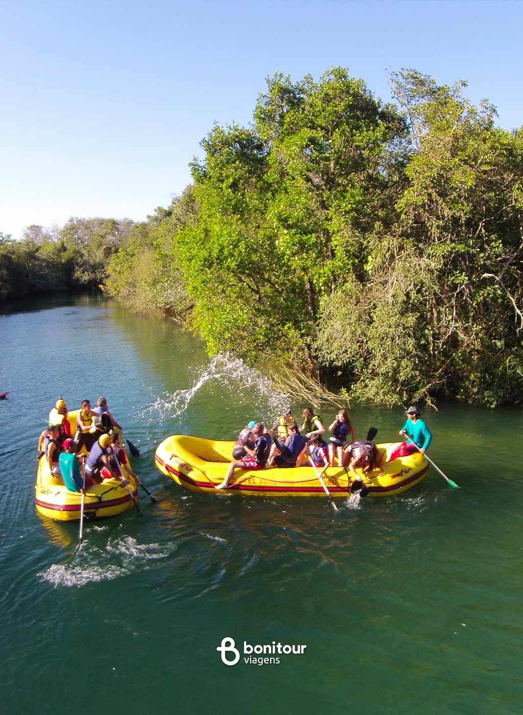 Pessoas se divertindo com bote inflável em rio em meio a natureza