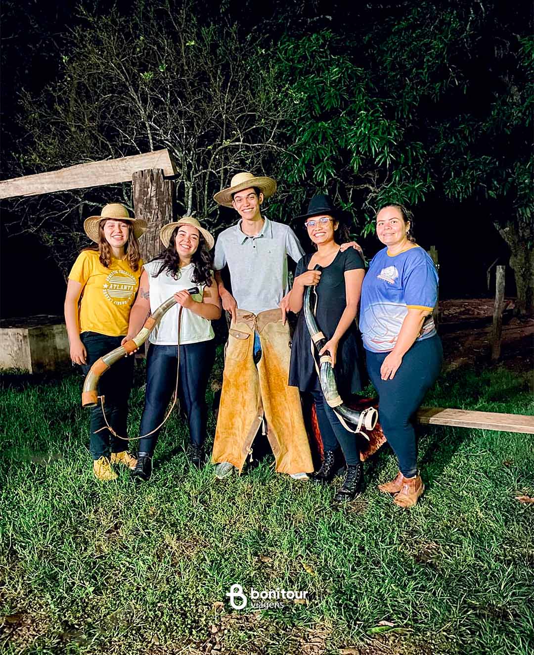 Pessoas tirando foto no jantar de sábado no passeio Recanto do Peão