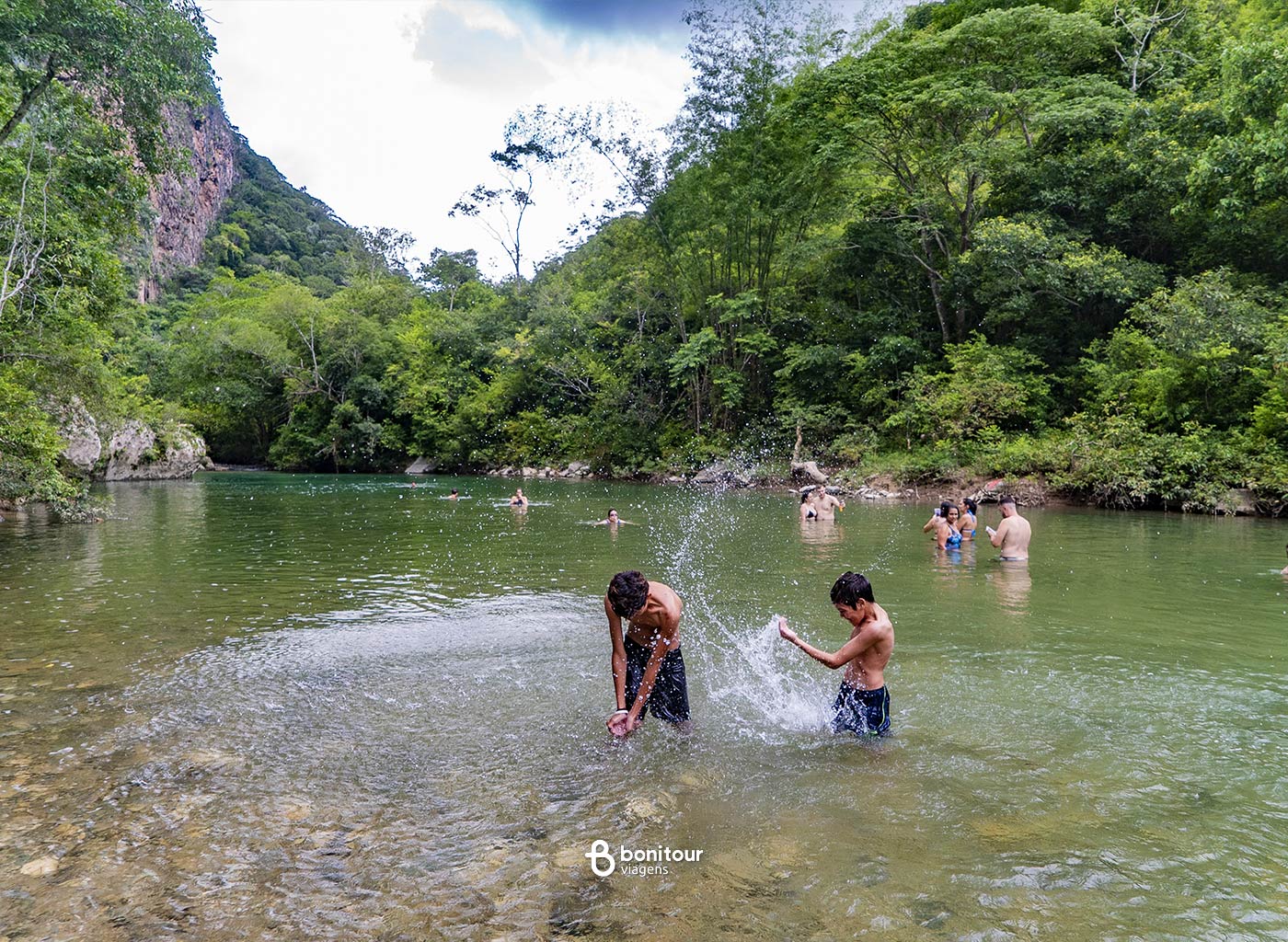 Pessoas curtindo águas em meio a natureza