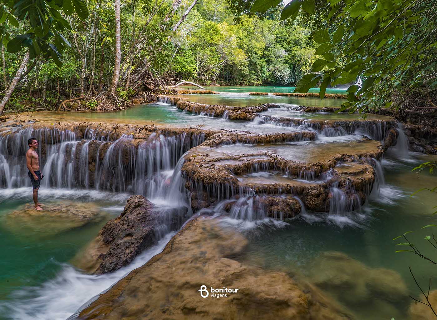 Vista de quedas d'água em pedras no passeio de trilha e cachoeiras da Estância Mimosa.