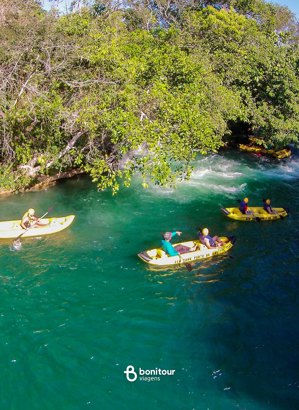 Pessoas se divertindo em bote a remo em águas em meio a natureza