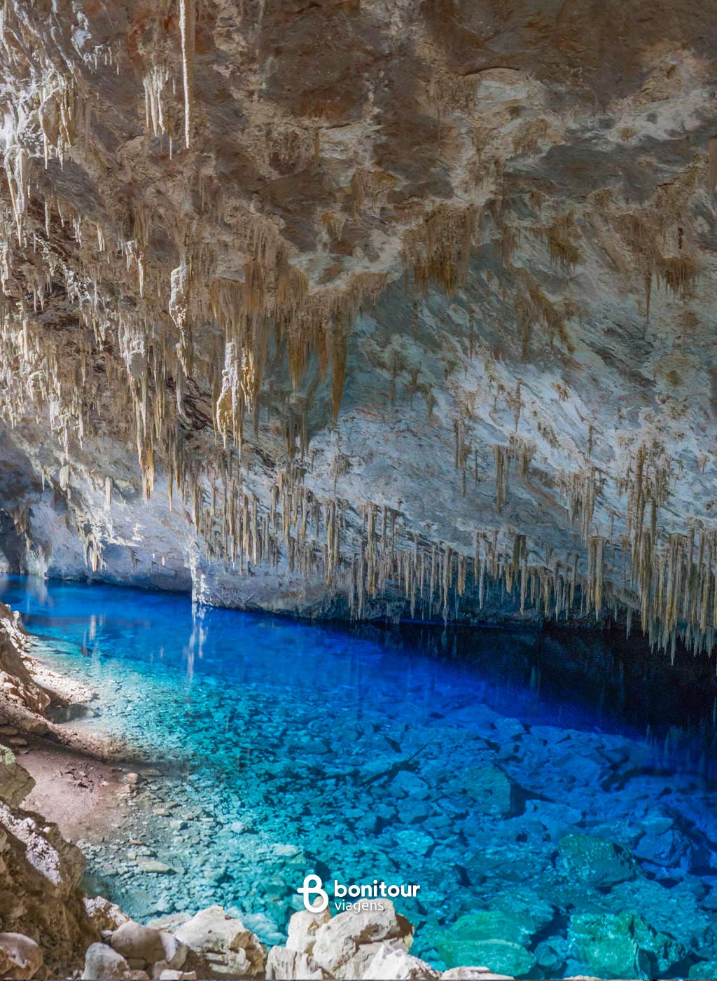 Gruta do lago azul com águas cristalinas azuis e formações rochosas