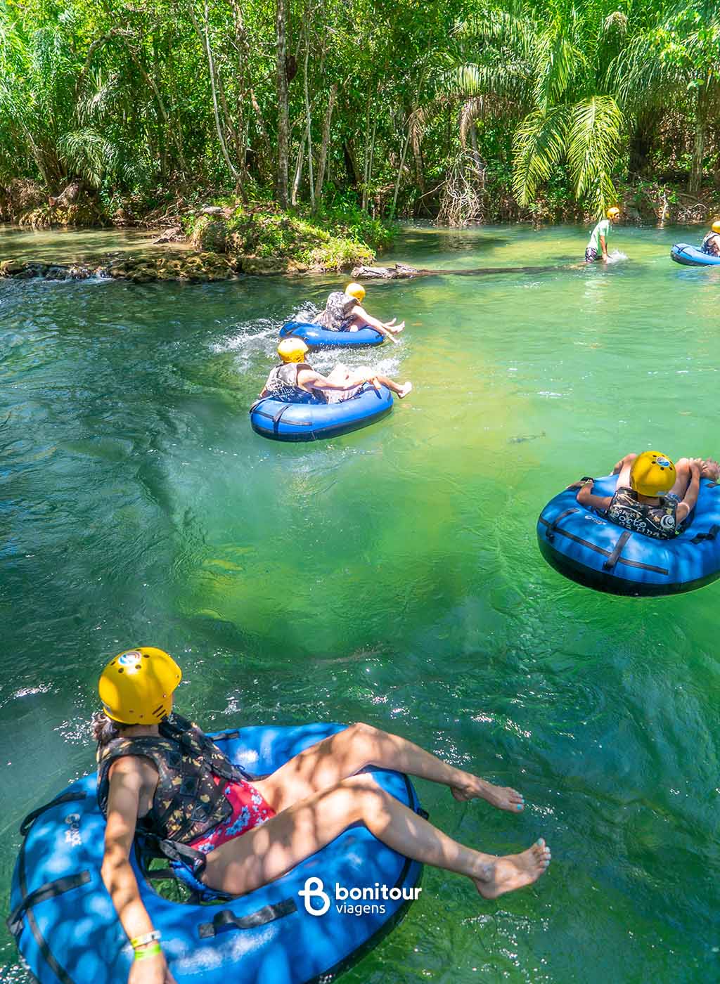 Pessoas se divertindo de boia cross em meio a natureza