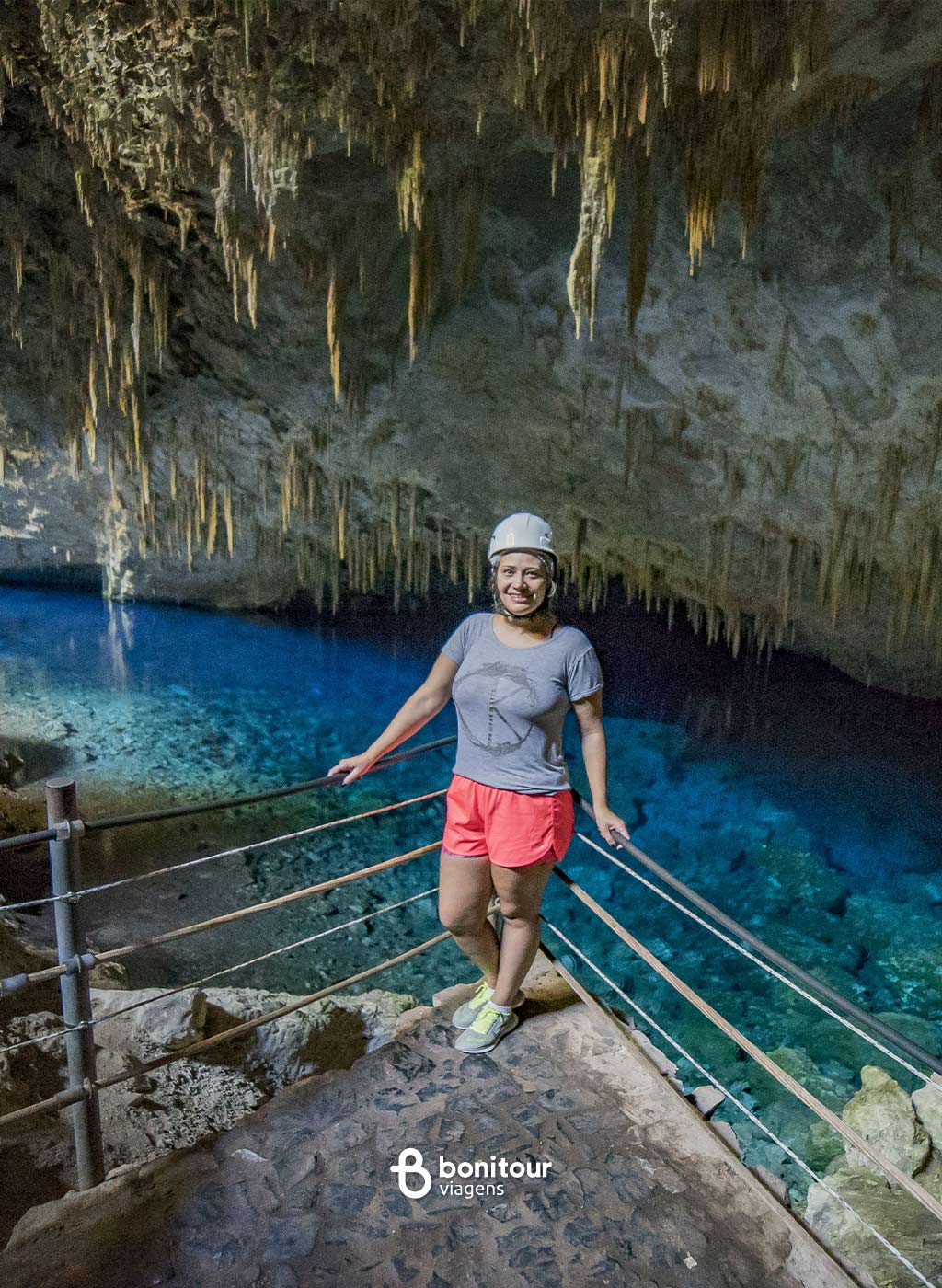 Pessoa contemplando paisagem de dentro da Gruta do Lago Azul