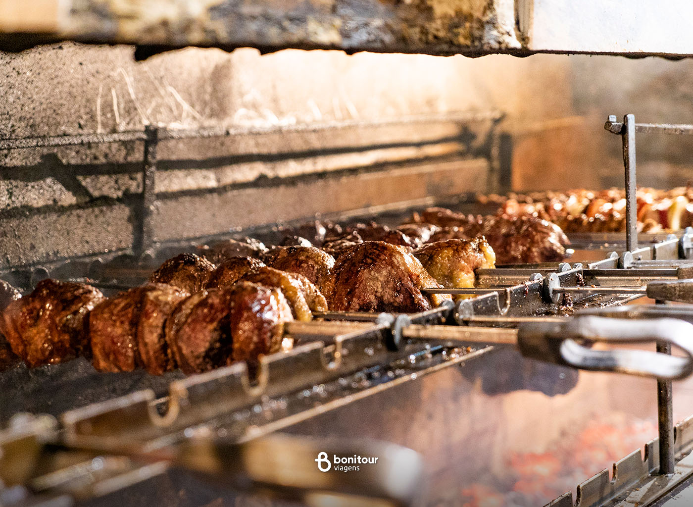 Vários espetos com carnes suculentas em churrasqueira