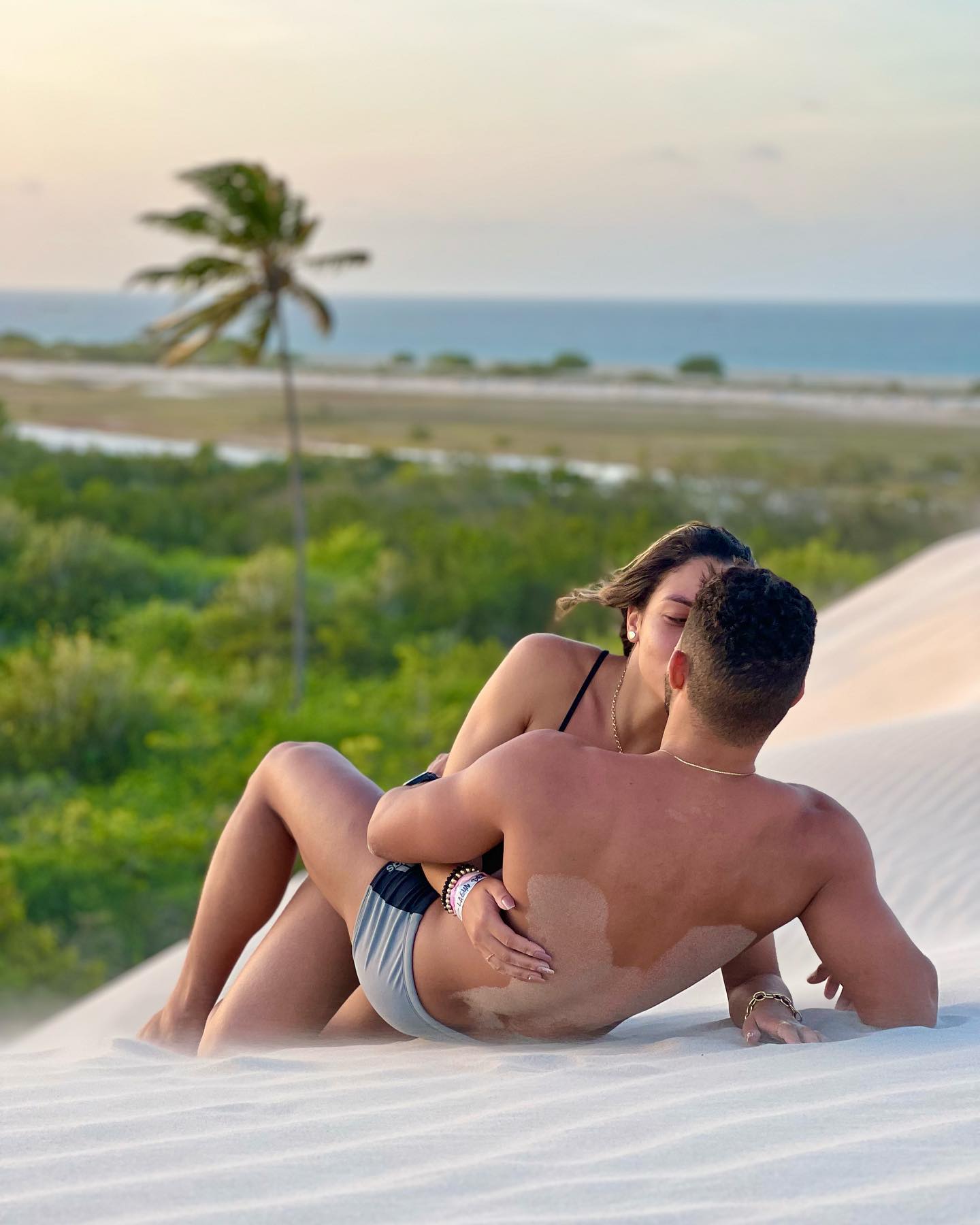 Casal em momento romântico nas dunas de Barrinha