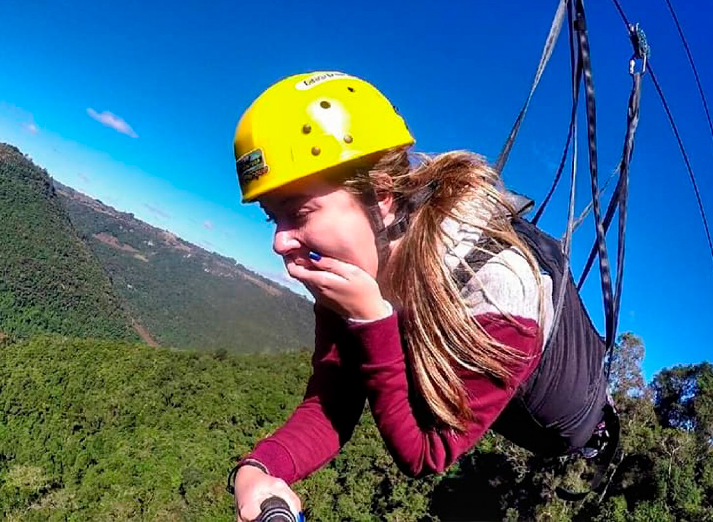 Pessoa em tirolesa superman olhando para baixo