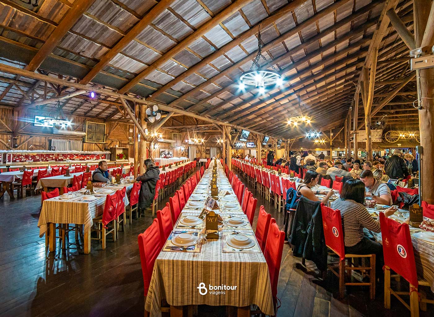 Mesas prontas do jantar Garfo e Bombacha