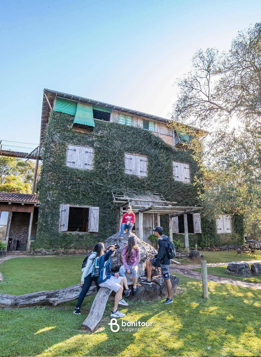 Pessoas curtindo no passeio da Gruta Catedral