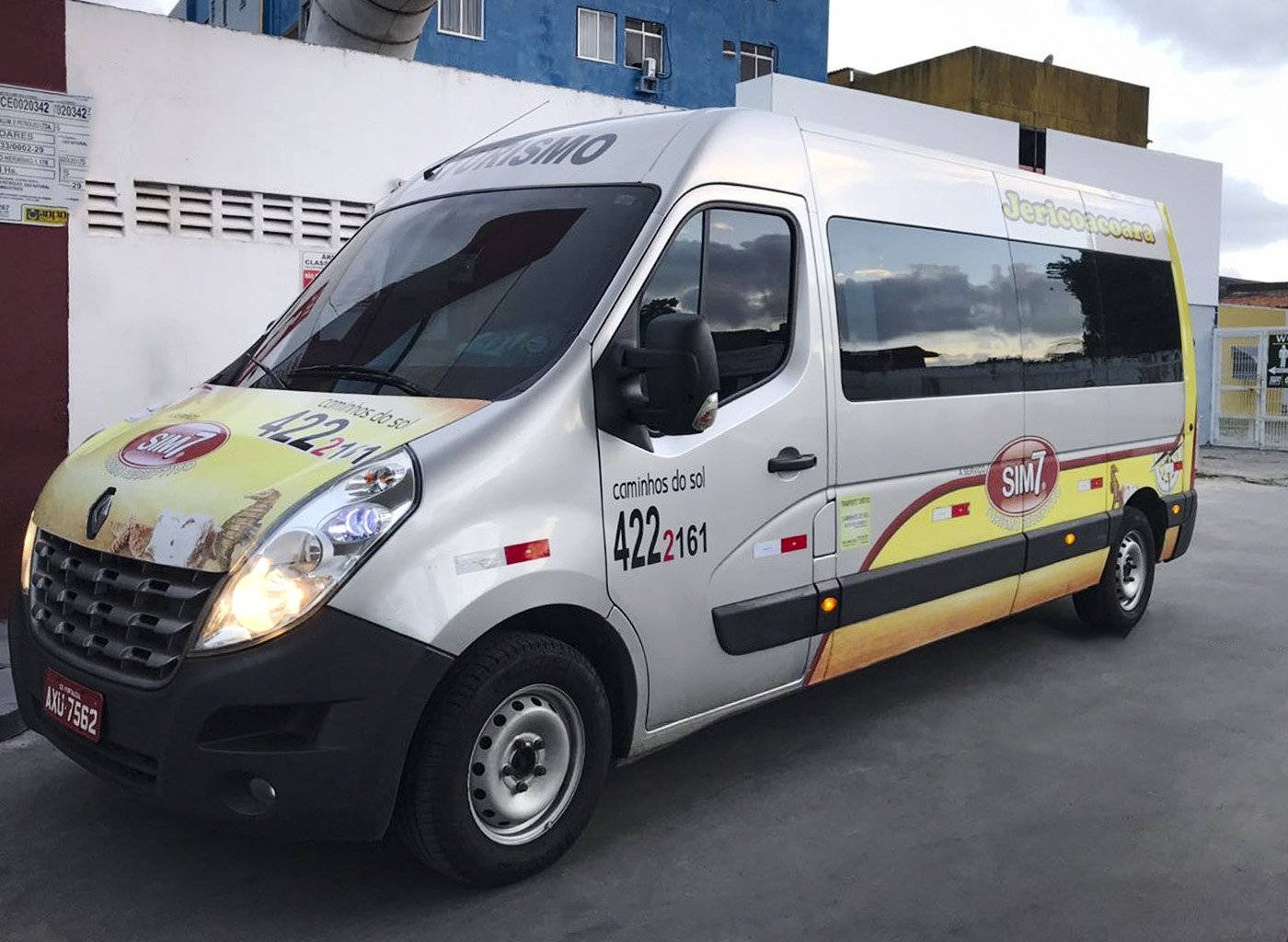 foto frente van transfer jericoacoara - fortaleza