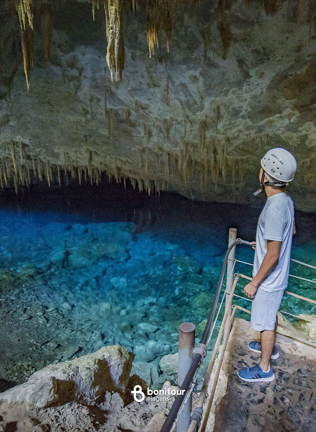 Pessoa contemplando paisagem de dentro da Gruta do Lago Azul