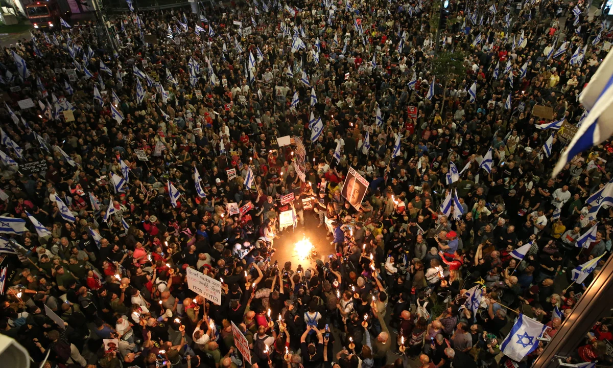 Lebih dari 100.000 warga Israel turun ke jalan di Tel Aviv, Yerusalem, dan kota-kota lainnya menuntut Perdana Menteri Benjamin Netanyahu menghentikan serangan ke Gaza dan mencegah krisis politik di dalam negeri, dengan fokus pada isu kemanusiaan dan demokrasi.