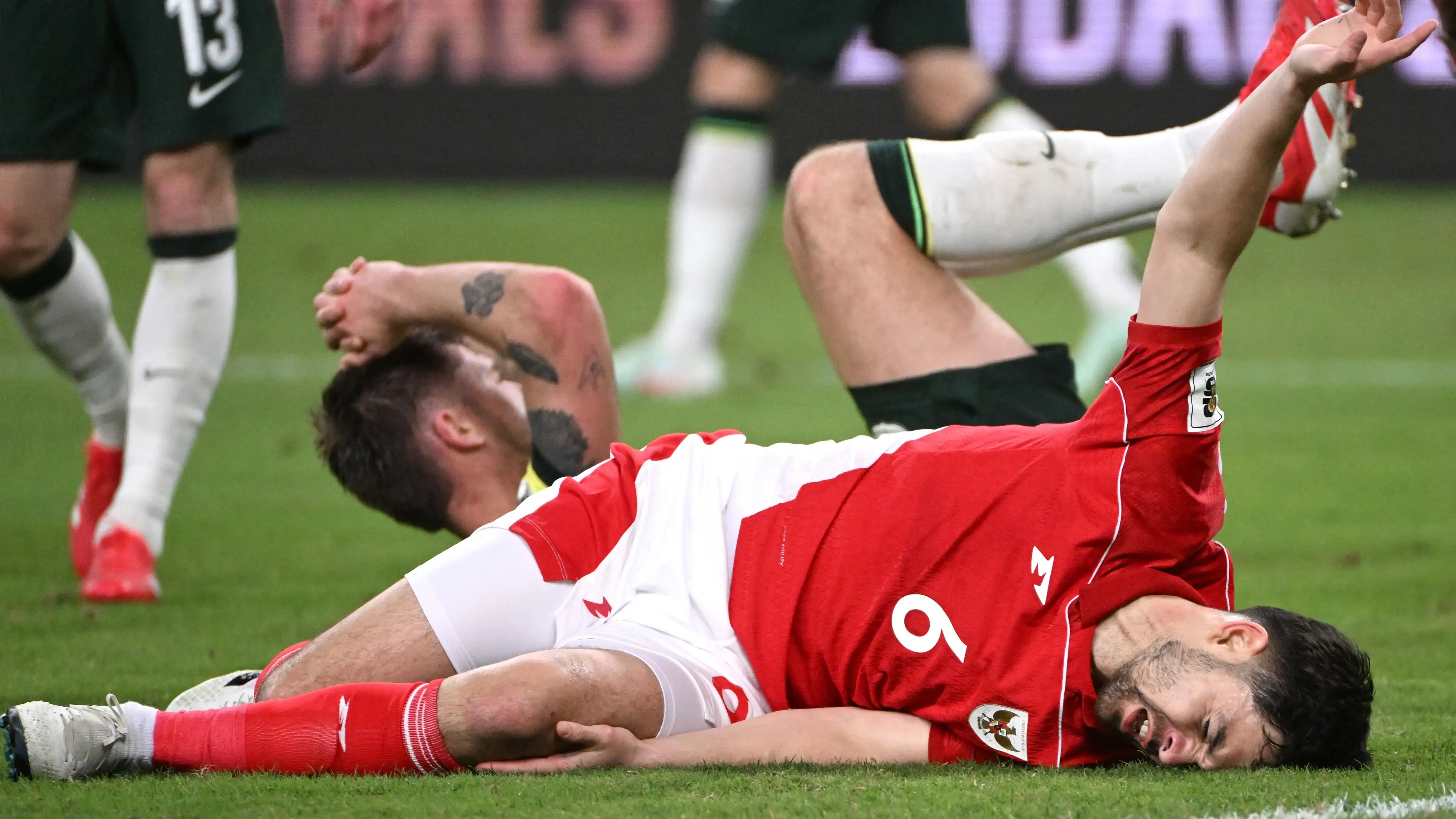 Mees Hilgers dan Sandy Walsh mengalami cedera saat kualifikasi Piala Dunia 2026 melawan Australia. Mereka diragukan tampil lawan Bahrain, membuka peluang bagi Rizky Ridho. Pelatih Patrick Kluivert mungkin akan mencari opsi lain untuk memperkuat pertahanan.