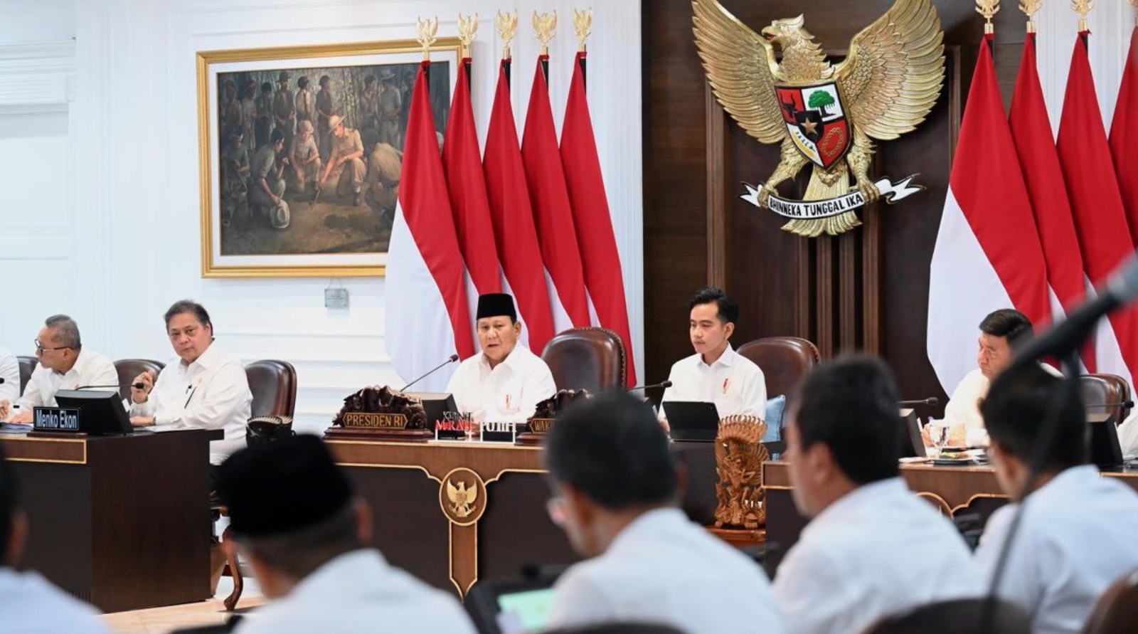 Presiden Prabowo Subianto memimpin sidang kabinet paripurna di Istana Kepresidenan Jakarta, menekankan pentingnya sinergi pemerintah dan pengembangan inisiatif seperti koperasi desa dan pemberantasan korupsi, sambil mempererat hubungan dan mendukung program prioritas.