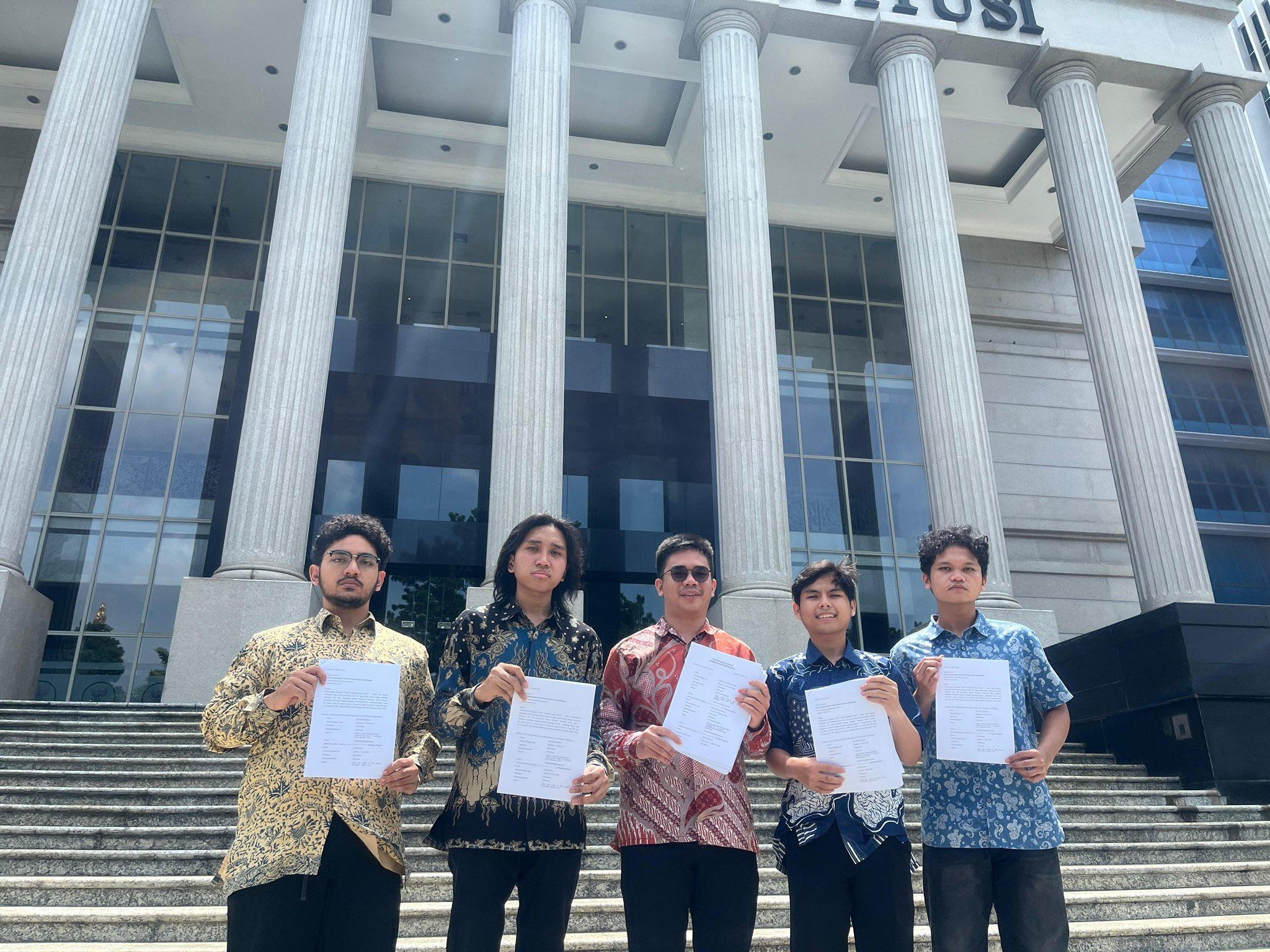Tujuh mahasiswa UI menggugat revisi UU TNI ke MK pada 21 Maret 2025, menilai prosesnya cacat formil dan minim transparansi. Mereka meminta pembatalan UU yang disahkan DPR pada 20 Maret, sementara DPR dan pemerintah menegaskan menghormati hak uji materi.