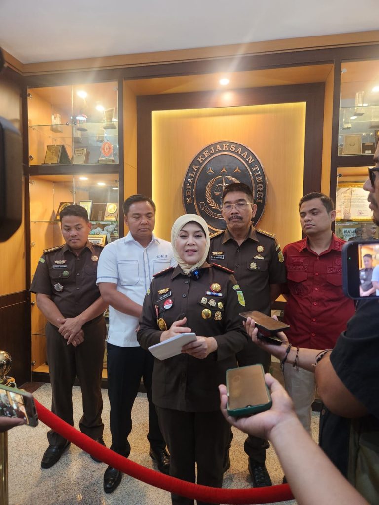 Kejati Jatim menggeledah kantor Dinas Pendidikan Jatim terkait dugaan korupsi hibah Rp65 miliar untuk pengadaan barang SMK pada 2017. Pemeriksaan dilakukan terhadap pejabat terkait, sementara bukti dokumen dan elektronik disita guna mengusut kerugian.