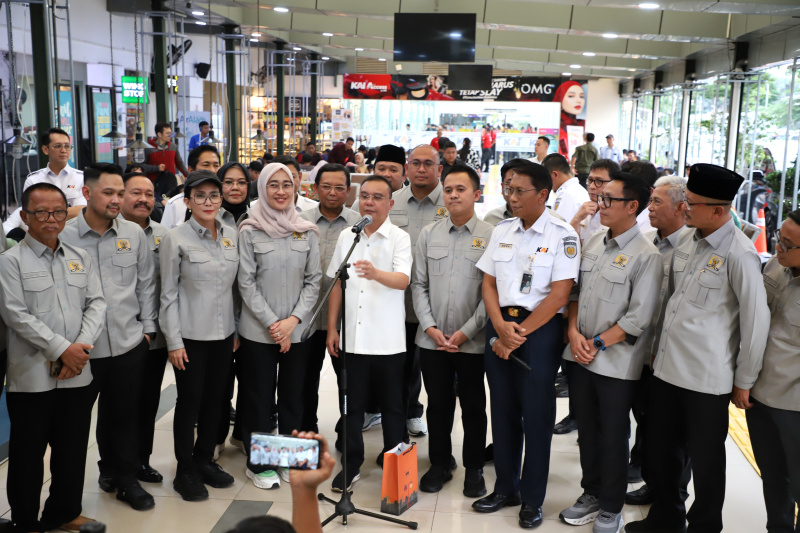 Wakil Ketua DPR RI Sufmi Dasco Ahmad bersama Komisi VI DPR RI melakukan inspeksi fasilitas mudik di Stasiun Pasar Senen. Mereka menilai fasilitas dan pelayanan yang disediakan PT KAI sudah memadai. PT KAI memprediksi lonjakan penumpang jelang Lebaran 2025.