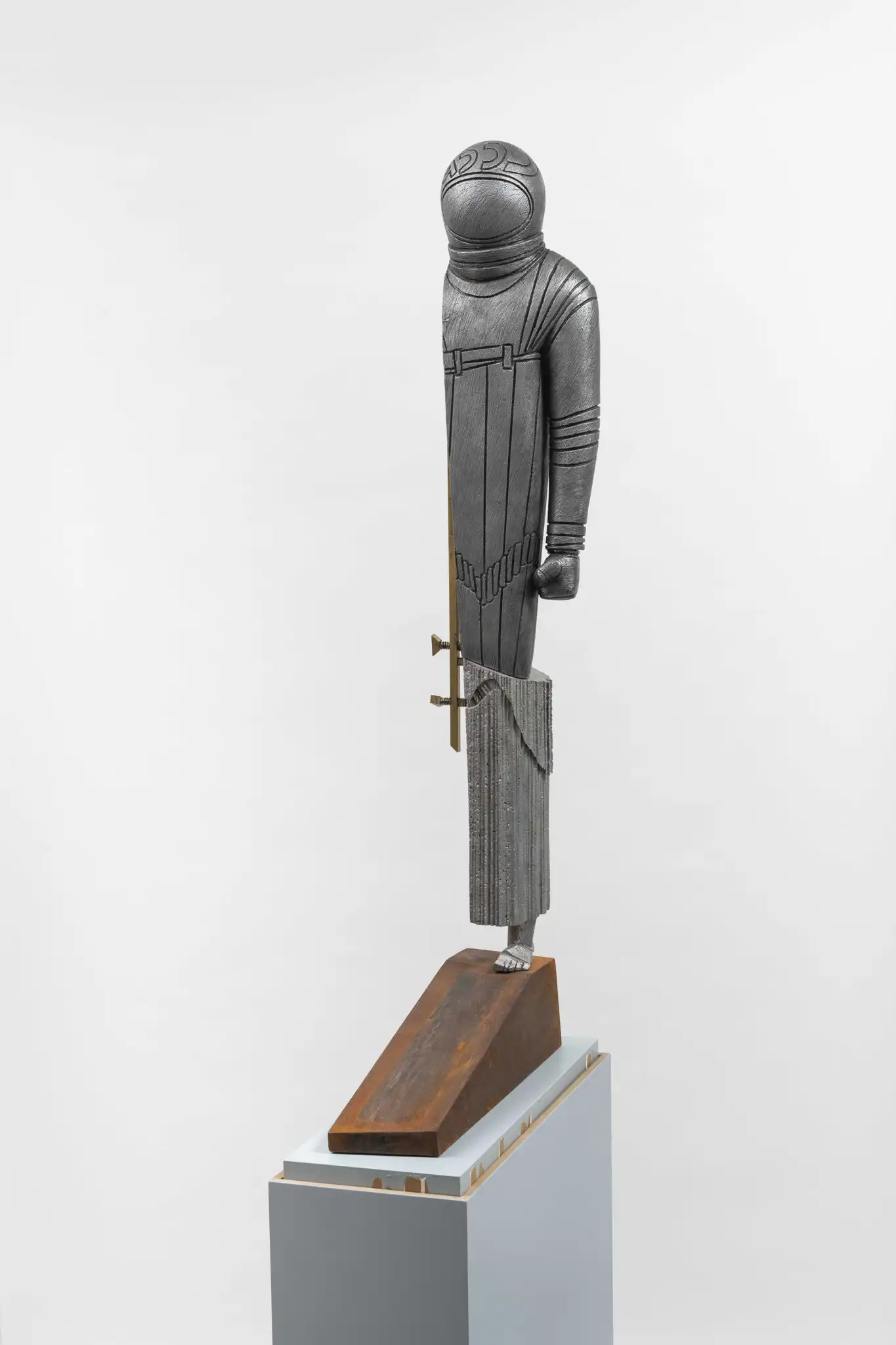 Mrdjan BAJIĆ, Cosmonaute avec un bras et statue avec un pied, Sculpture