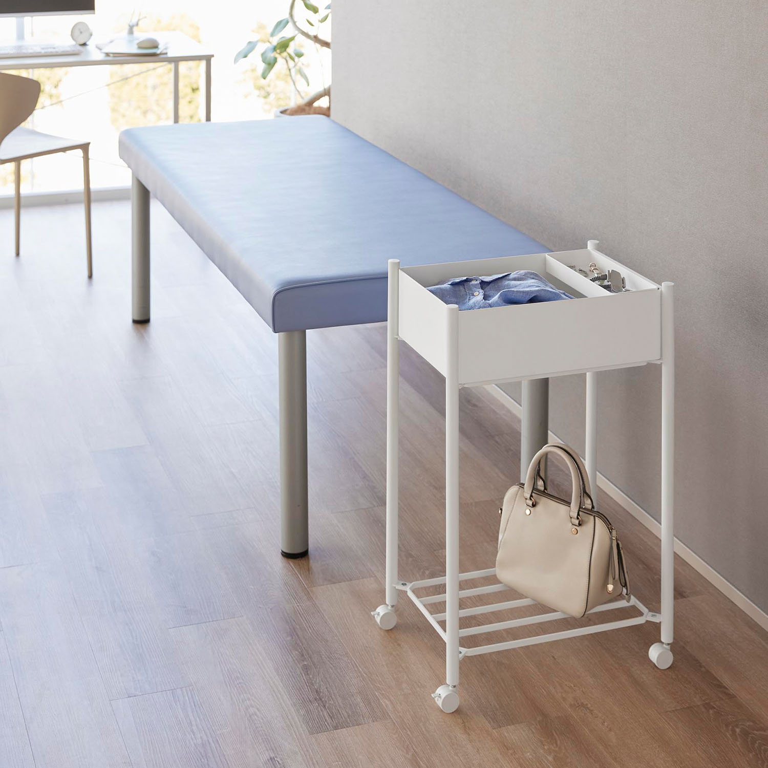 小物トレー付き下段が棚の収納ワゴン 2段 タワー