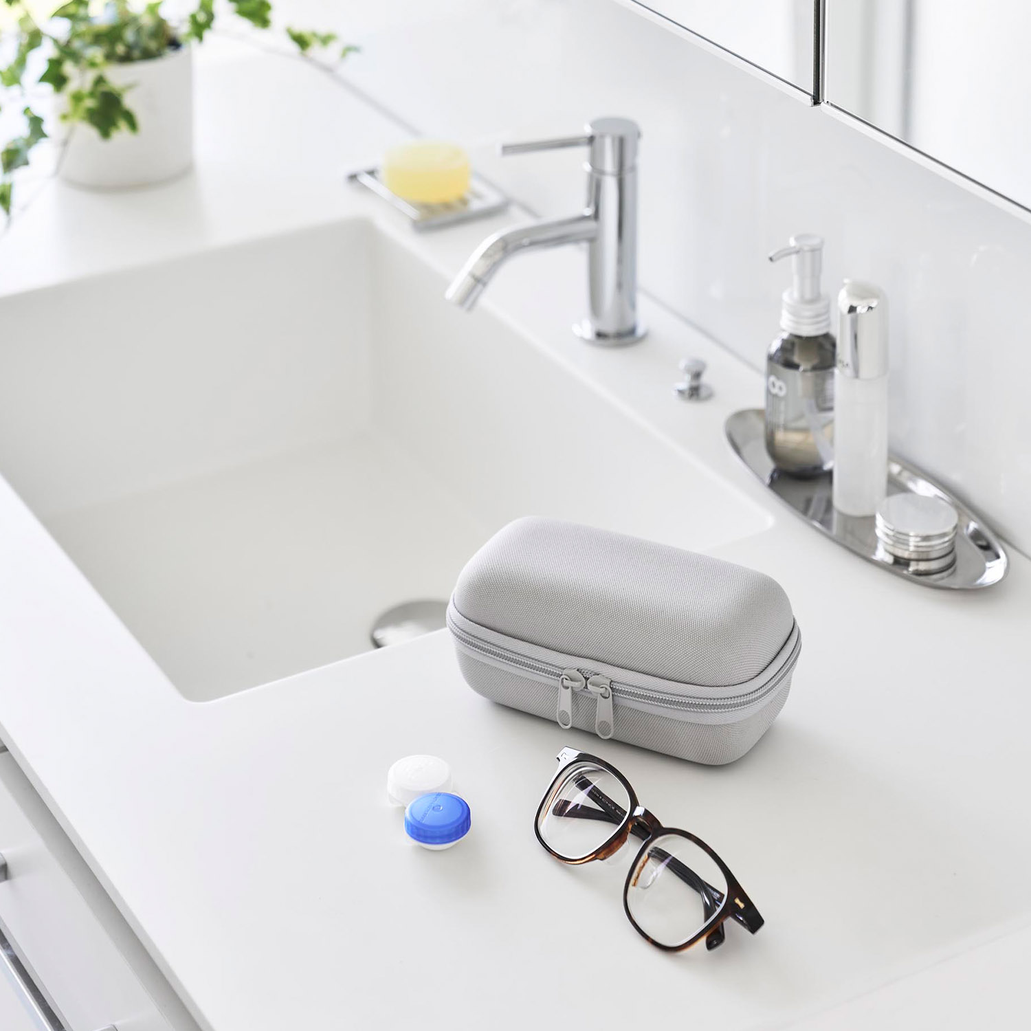 メガネとコンタクトレンズ用品が収納できるメガネケース タワー