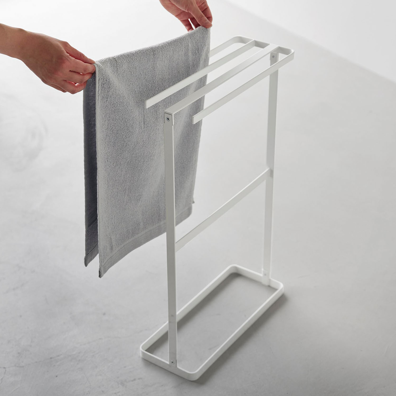 横から掛けられるタオルハンガー タワー