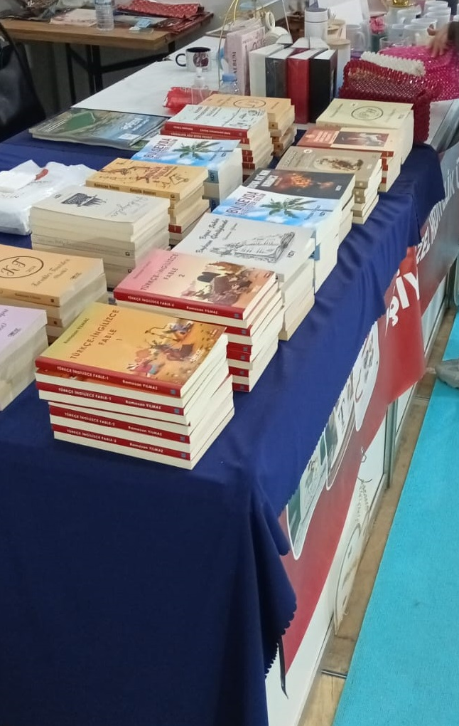 Kitap fuarı — yazarın stantında sergilenen eserler (Türkçe-İngilizce Fabl serisi dahil)
